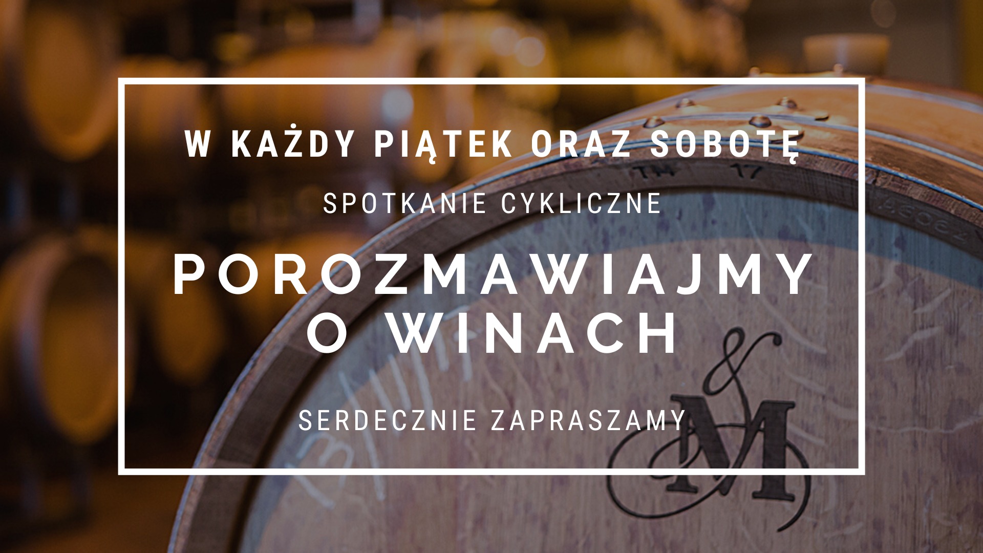 Ogłoszenie o cyklicznych spotkaniach o winach, widoczne na drewnianej beczce w piwnicy.