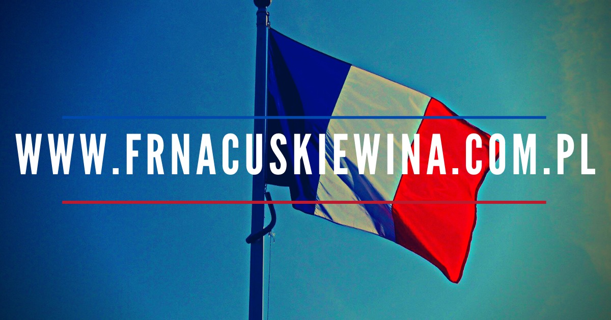 Flaga Francji na maszcie, z nałożonym adresem strony internetowej www.frnacuskiewina.com.pl, na tle błękitnego nieba.