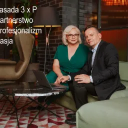 Dwoje doradców w eleganckim wnętrzu, kobieta w zielonej sukience używa laptopa, mężczyzna w garniturze siedzi obok. W tle zasada 3 x P: Partnerstwo, Profesjonalizm, Pasja.