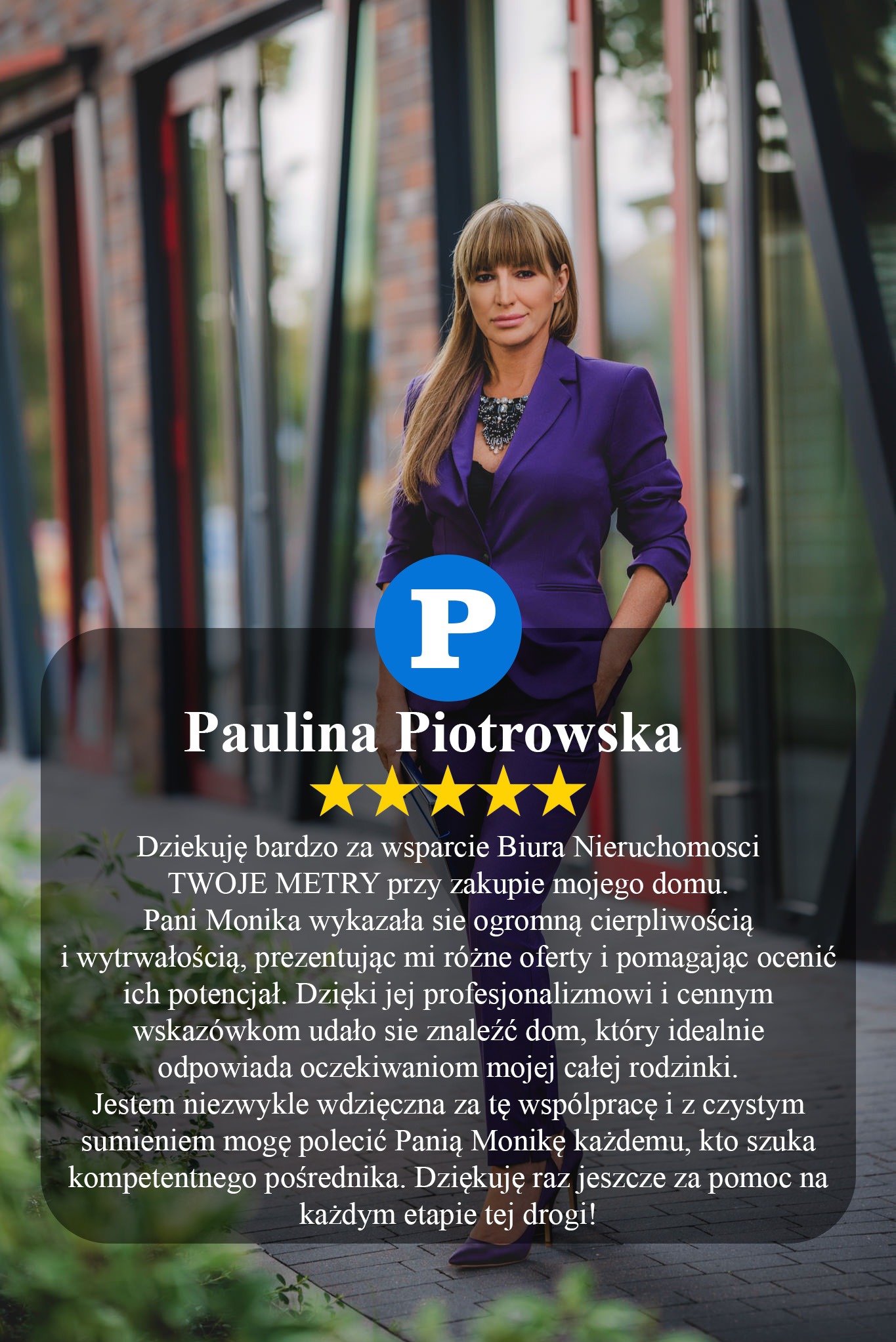 Profesjonalny portret kobiety w fioletowym garniturze na tle budynku z dużymi oknami. Grafika z imieniem, nazwiskiem i pięcioma gwiazdkami.