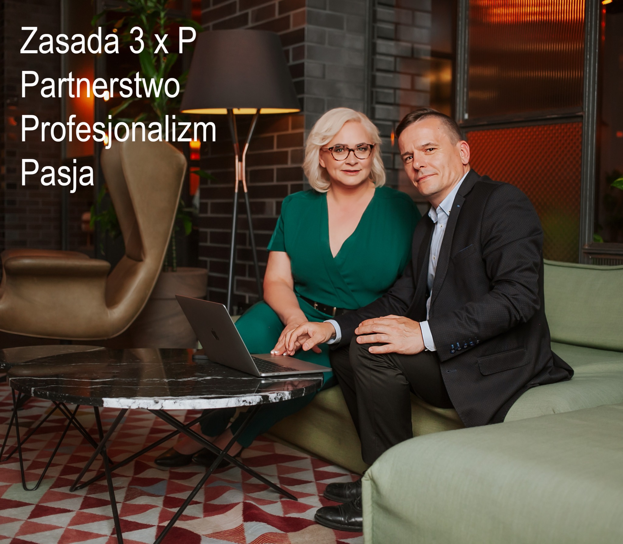 Dwoje doradców w eleganckim wnętrzu, kobieta w zielonej sukience używa laptopa, mężczyzna w garniturze siedzi obok. W tle zasada 3 x P: Partnerstwo, Profesjonalizm, Pasja.