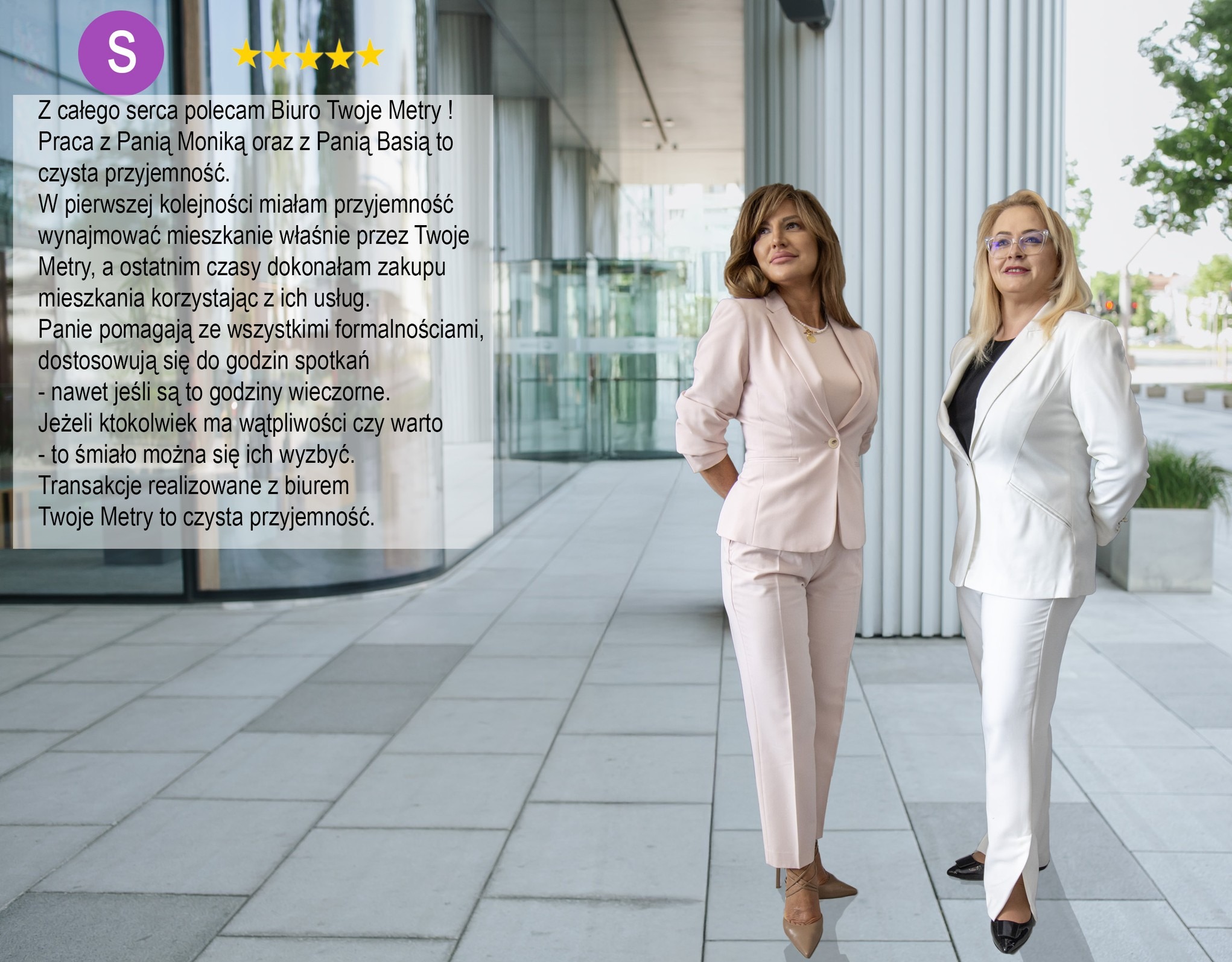 Dwie eleganckie kobiety w garniturach, na tle nowoczesnego budynku biurowego. Po lewej stronie rekomendacja biura nieruchomości z pięcioma gwiazdkami.