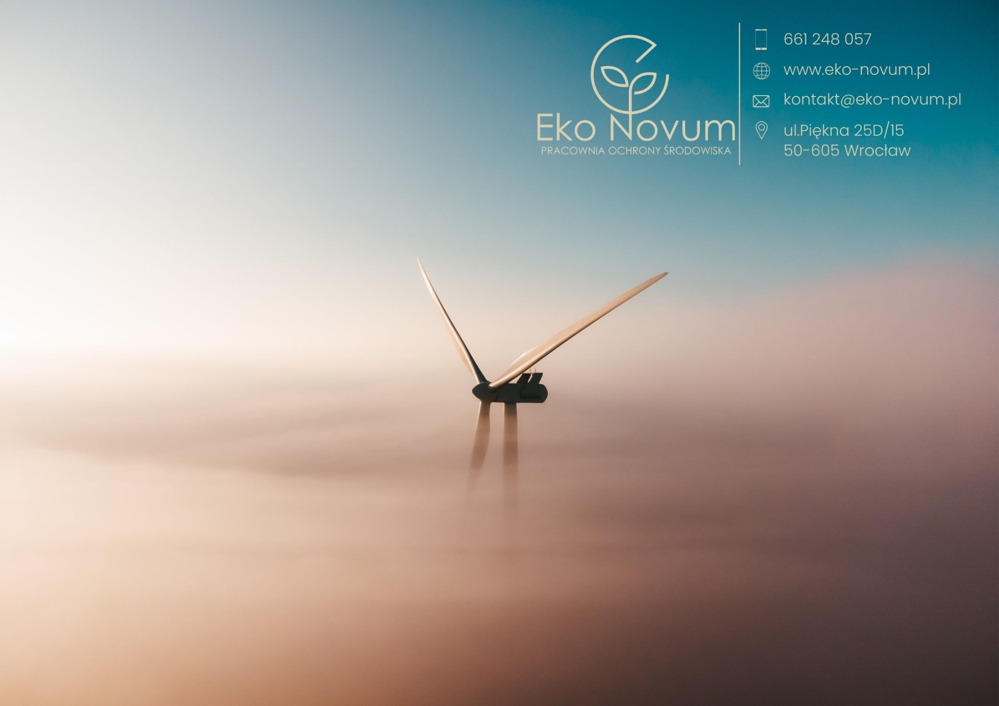 Wizualizacja turbiny wiatrowej na tle gradientu niebiesko-pomarańczowego, z logo i danymi kontaktowymi firmy Eko Novum