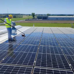 Mycie paneli fotowoltaicznych przy użyciu sprzętu firmy Masnner Osmo