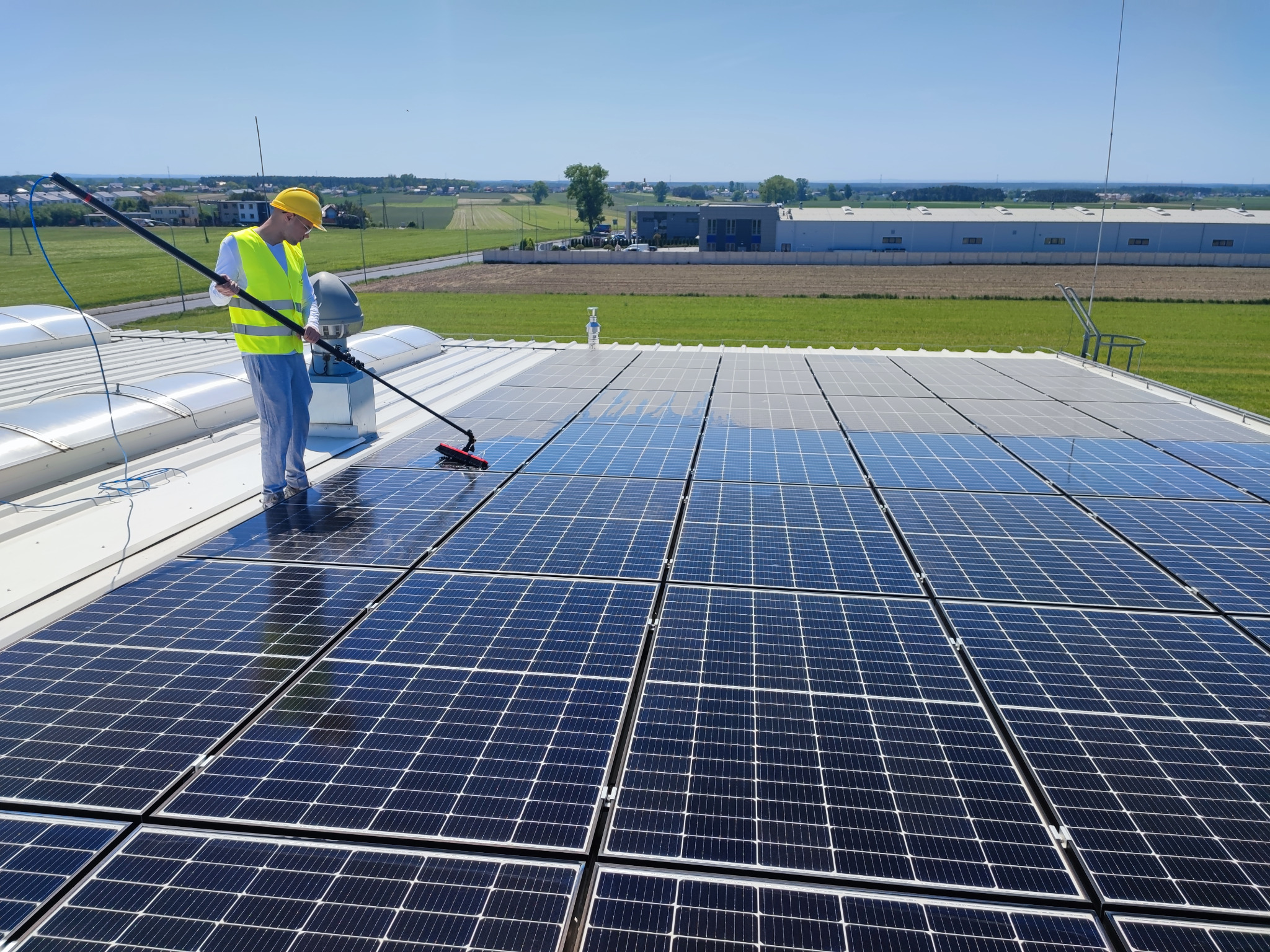 Mycie paneli fotowoltaicznych przy użyciu sprzętu firmy Masnner Osmo