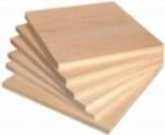 Stos płyt sklejki w jasnym odcieniu drewna, ułożonych równo jedna na drugiej, widoczne krawędzie warstw.