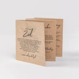 Trzy ulotki z kraftowego papieru, prezentujące zestaw ziół z opisem, logo i adresem strony internetowej, ustawione w rzędzie na jasnym tle.