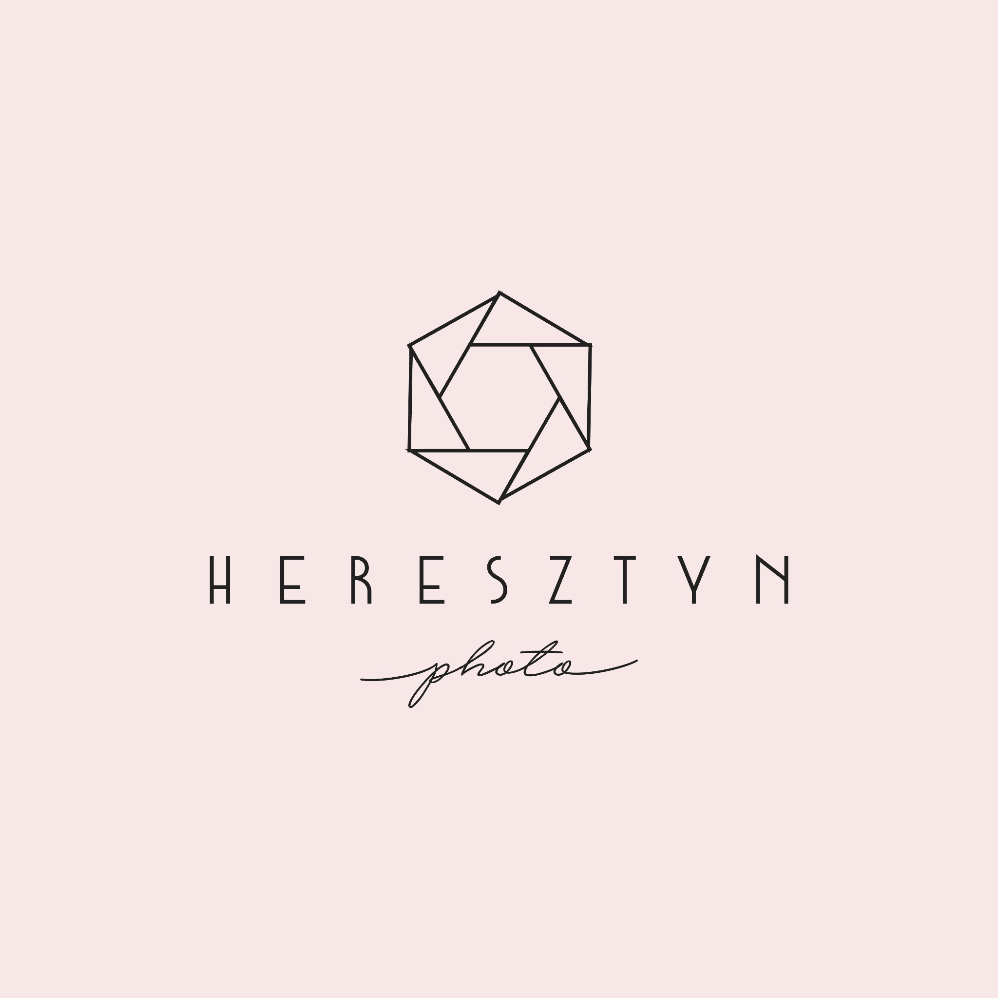 Minimalistyczne logo firmy fotograficznej z geometrycznym symbolem przysłony obiektywu na pudrowo-różowym tle.