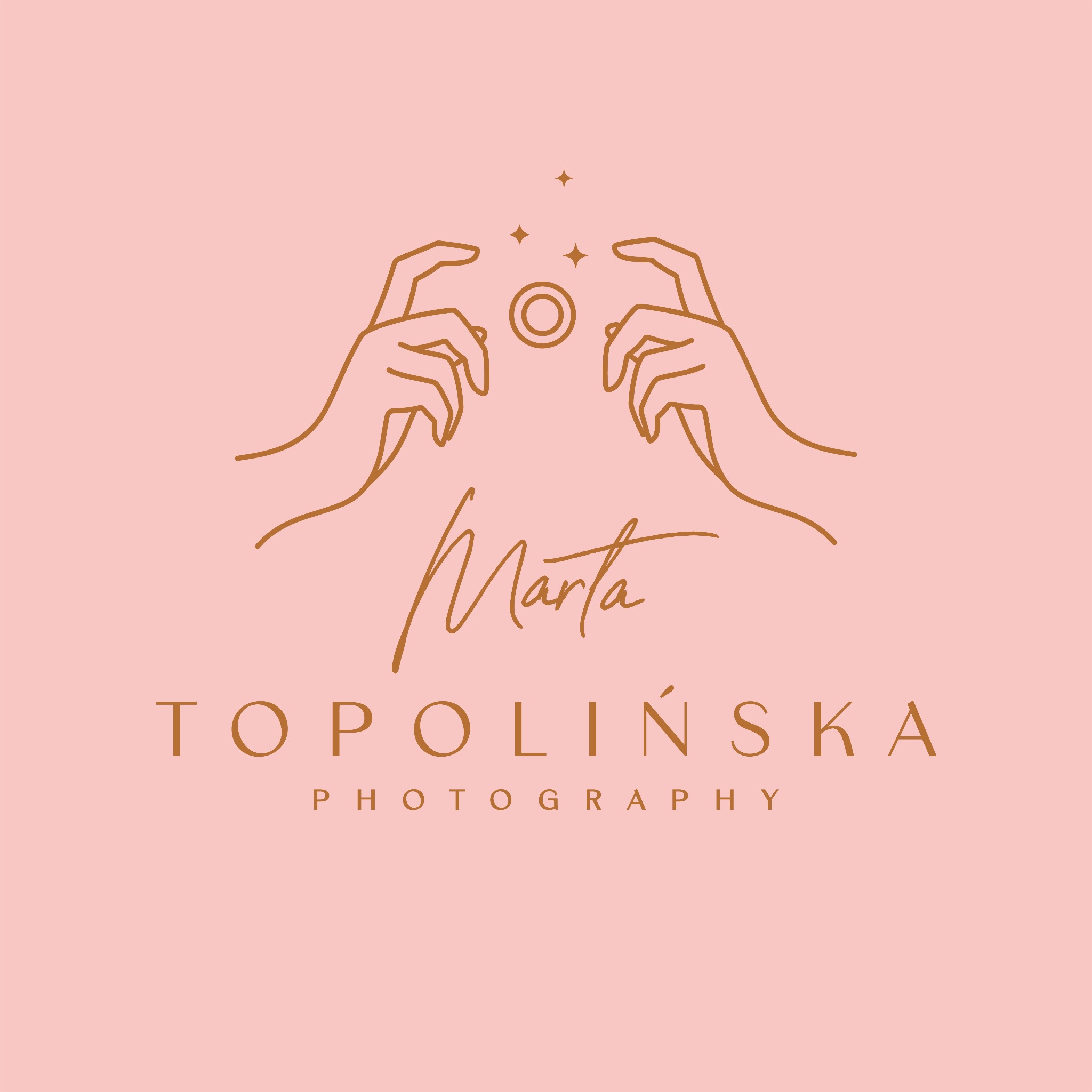 Minimalistyczne logo dla fotografa: stylizowane ręce, okrąg i gwiazdy nad napisem 'Marta Topolińska Photography' na pudrowo-różowym tle.