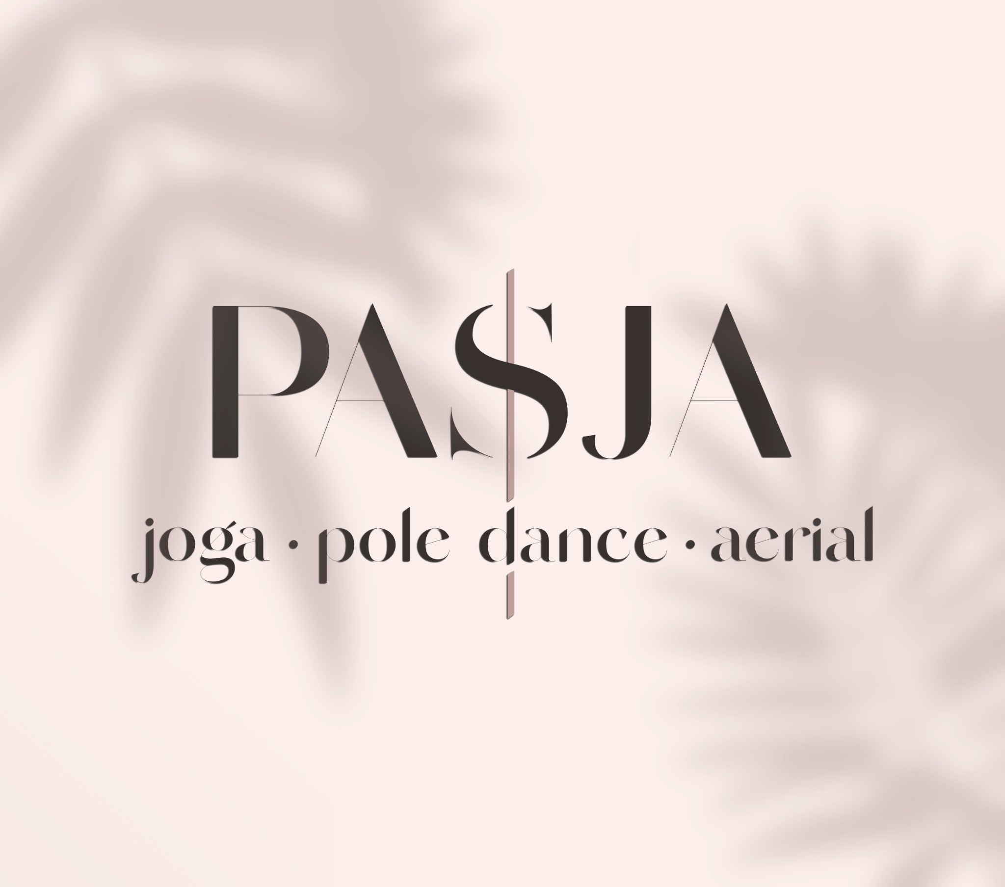 Eleganckie logo studia Pasja, oferującego zajęcia z jogi, pole dance i aerial, na rozmytym tle z motywem liści.