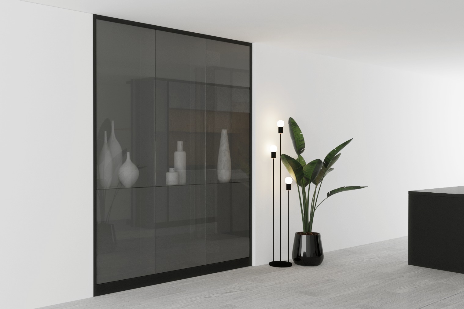 Minimalistyczne wnętrze: Szklana witryna w ciemnej ramie z dekoracyjnymi wazonami, obok wysoka roślina w czarnej donicy i lampa podłogowa z trzema punktami świetlnymi.
