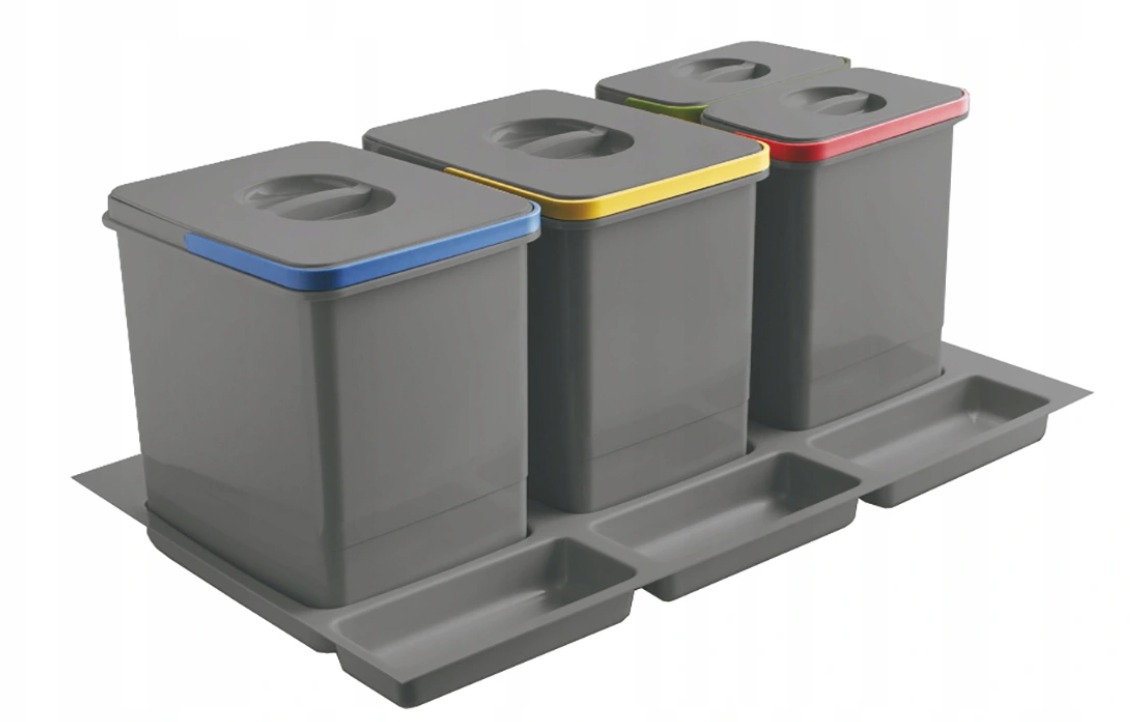 Cztery szare pojemniki do segregacji odpadów z kolorowymi obwódkami (niebieską, żółtą, zieloną i czerwoną) ustawione na szarej tacy z wgłębieniami.