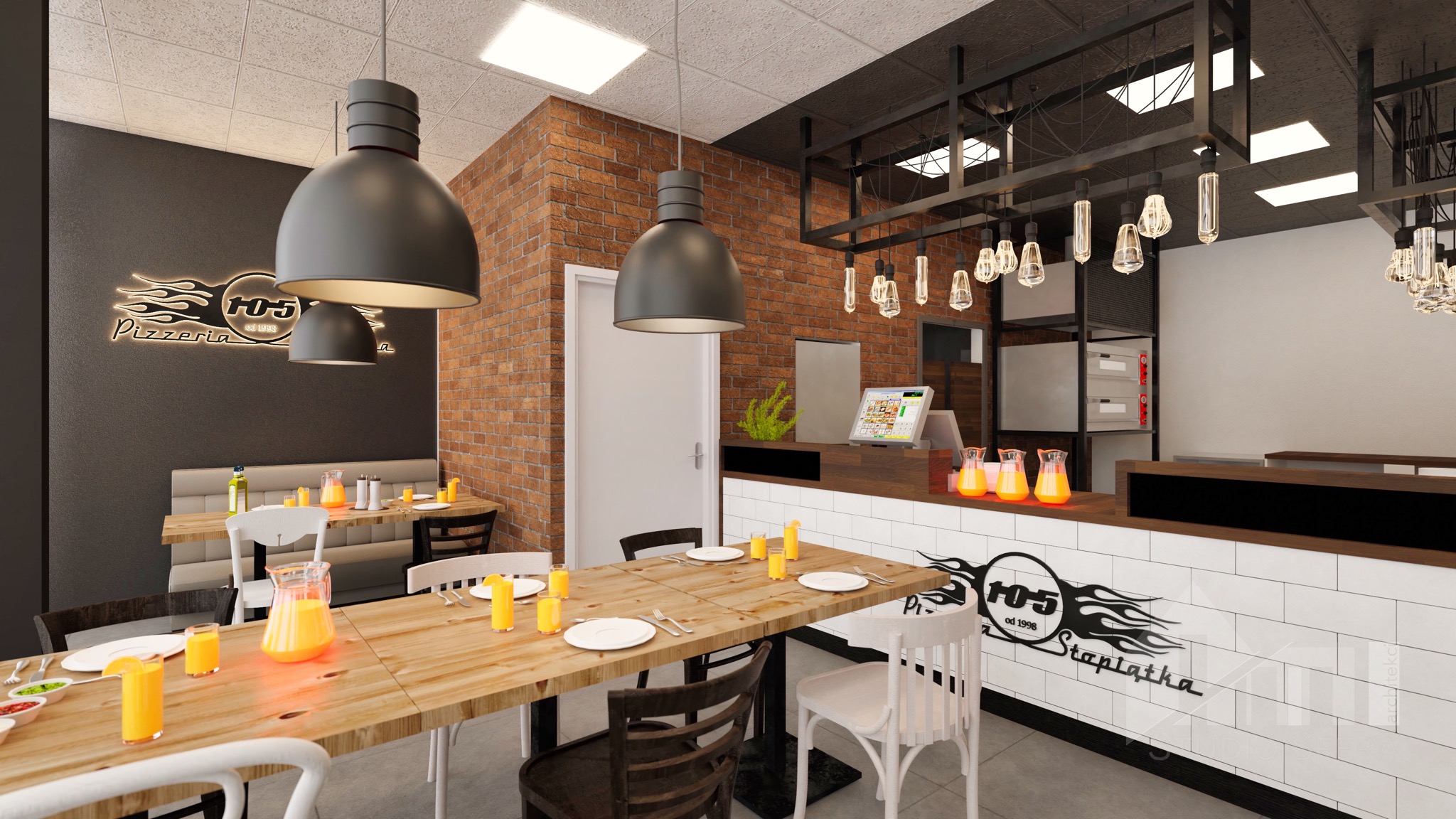 Wnętrze pizzerii z ceglaną ścianą, drewnianymi stołami z napojami w dzbankach i szklankach, nowoczesnym oświetleniem, logiem pizzerii na ścianie i ladzie oraz widocznym piecem do pizzy w tle.