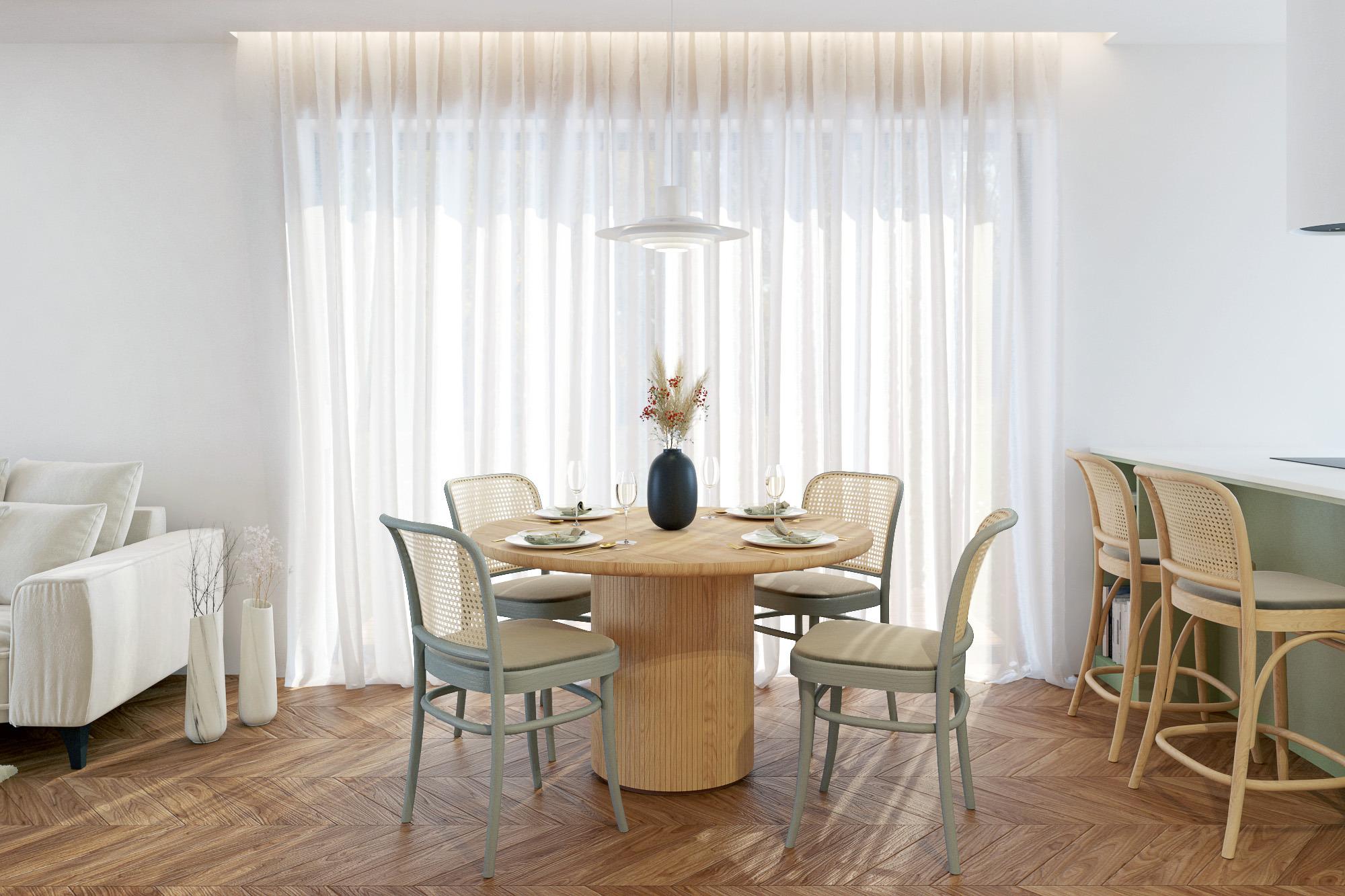 Jadalnia w jasnych barwach: okrągły stół z drewna, rattanowe krzesła w odcieniach szarości, biała sofa i parkiet w jodełkę, dopełnione białymi zasłonami i minimalistyczną lampą.