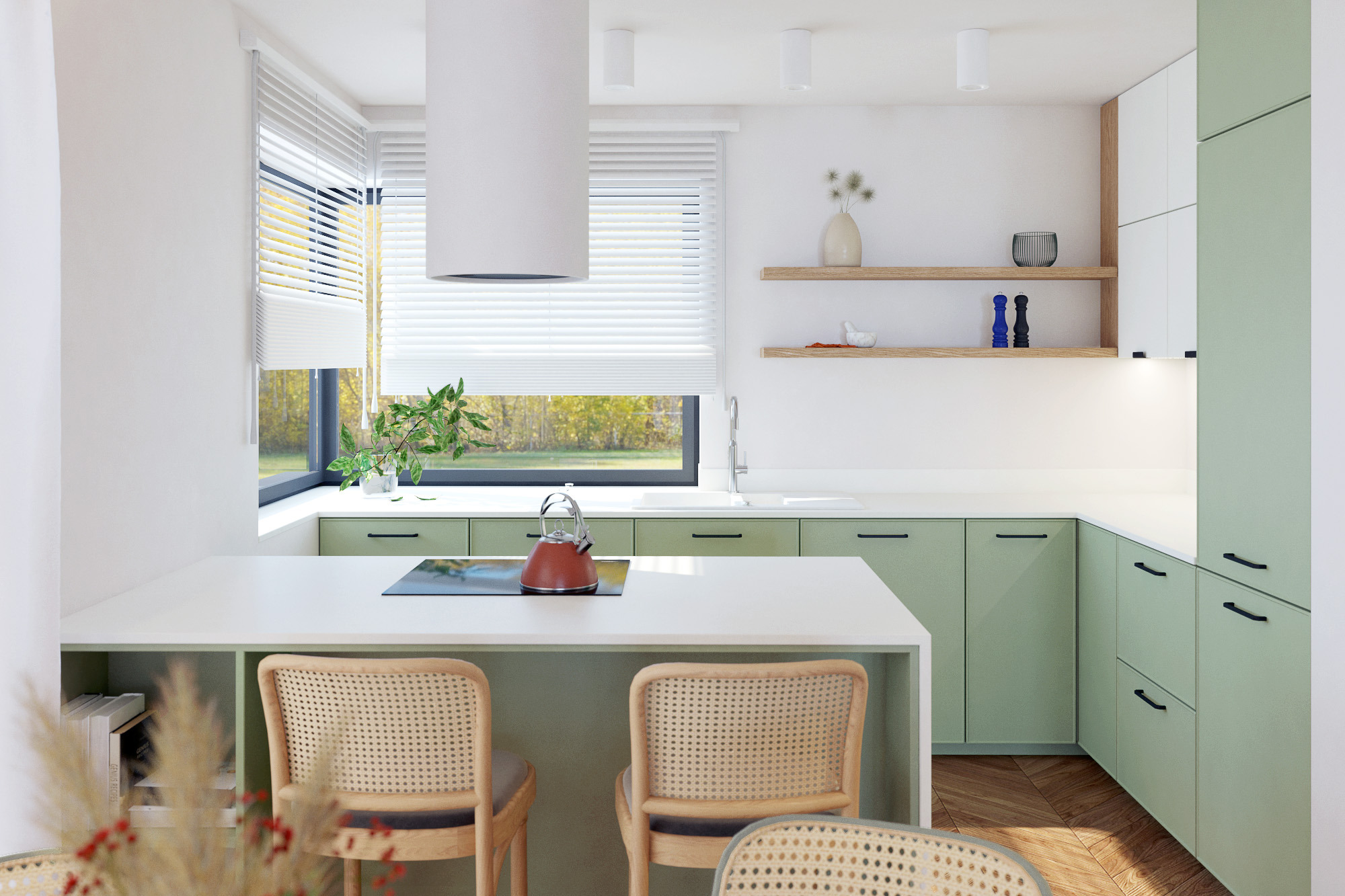 Jasna kuchnia w odcieniach bieli i pistacjowej zieleni z rattanowymi krzesłami barowymi, czajnikiem na płycie indukcyjnej i widokiem na jesienny krajobraz za oknem.
