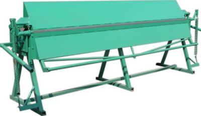 Zielona giętarka do blachy z widocznymi sprężynami i mechanizmem korbowym, przeznaczona do gięcia opierzeń o szerokości roboczej 2 metry.