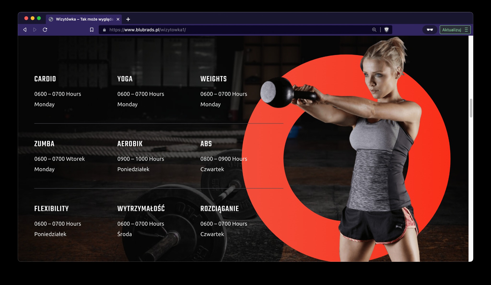 Zrzut ekranu strony internetowej z harmonogramem zajęć fitness, na pierwszym planie kobieta ćwicząca z kettlebell na tle czerwonego koła.