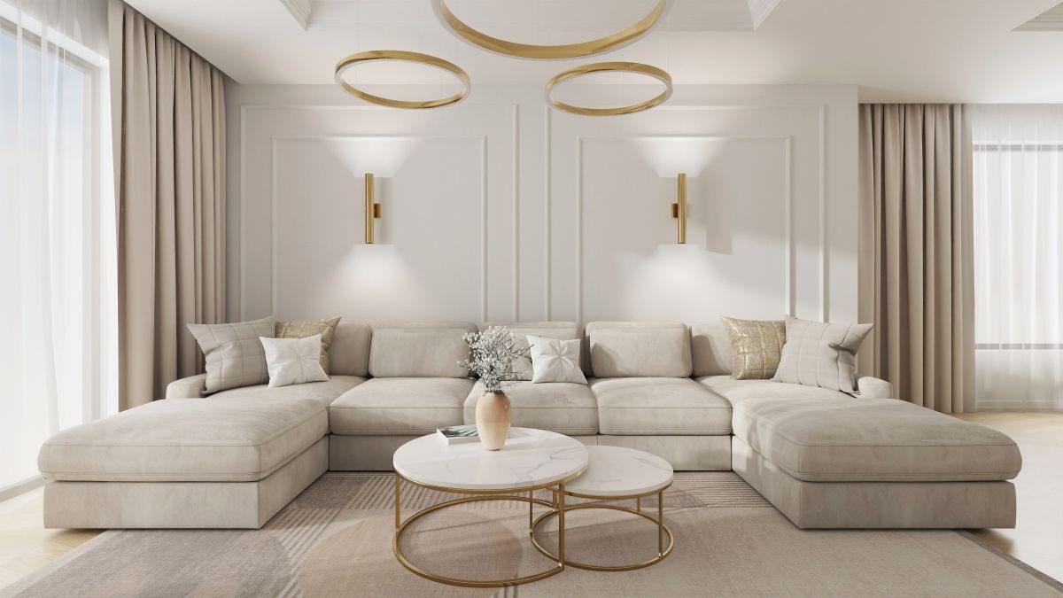 Jasny salon w stylu minimalistycznym z narożną sofą, okrągłymi stolikami kawowymi z marmurowym blatem i złotymi lampami ściennymi.