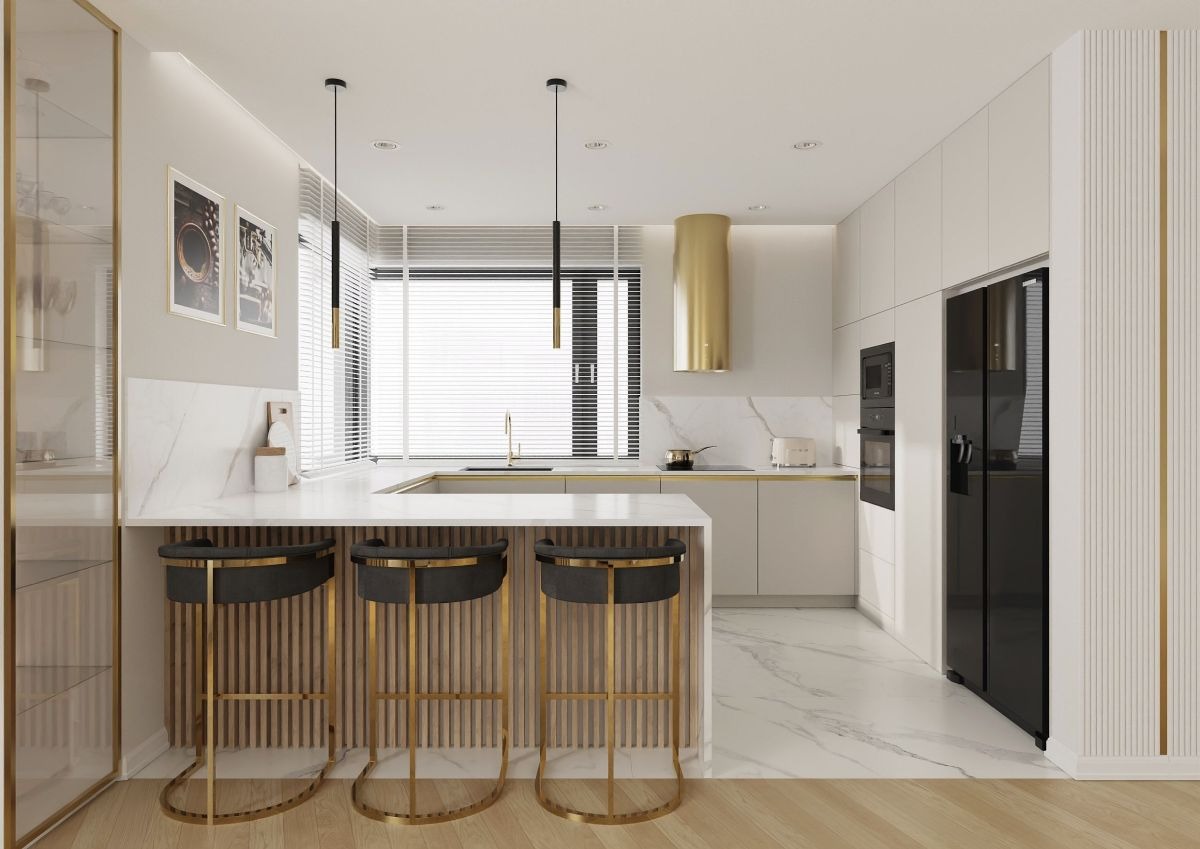 Elegancka kuchnia w odcieniach bieli i złota z marmurowym blatem, trzema hokerami z ciemnoszarymi siedziskami i złotymi nogami, oraz złotym okapem nad płytą grzewczą
