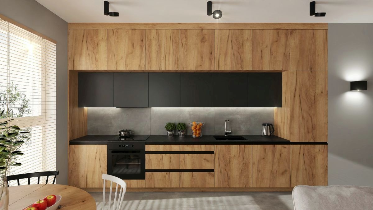 Nowoczesna kuchnia z drewnianymi frontami szafek o wyraźnym usłojeniu, czarnymi górnymi szafkami i blatem, oświetleniem podszafkowym LED, widok na stół z owocami i krzesło z białym oparciem