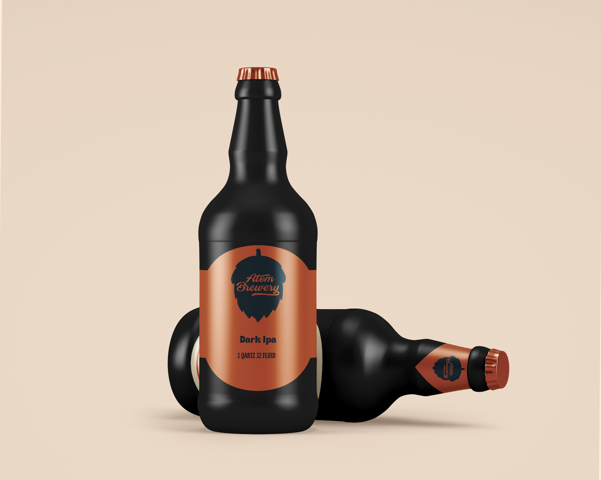 Dwie czarne butelki Dark IPA z miedzianymi etykietami Atom Brewery, jedna stojąca, druga leżąca, na jednolitym beżowym tle.