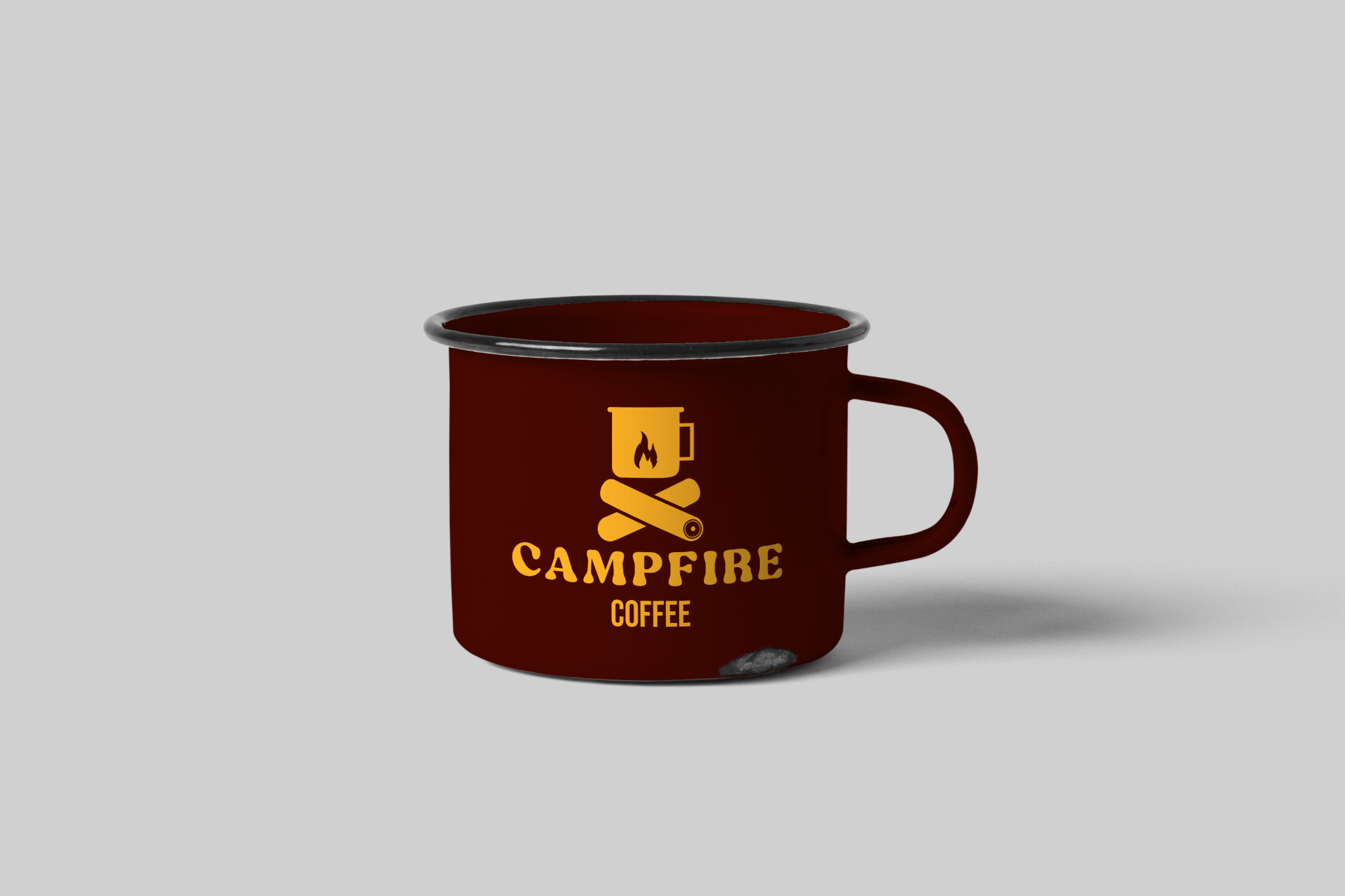 Ciemnoczerwony emaliowany kubek z czarnym obramowaniem i złotym logo 'Campfire Coffee' z motywem ogniska i filiżanki.