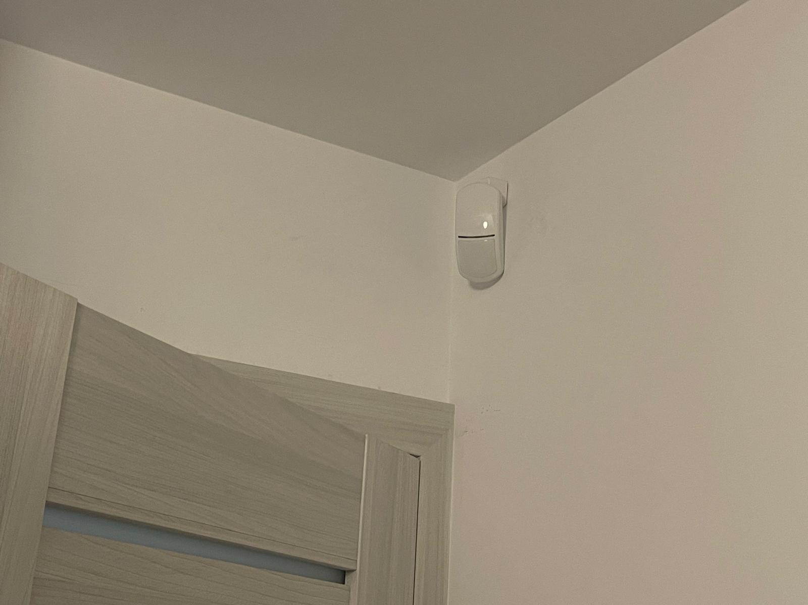 Montaż czujek wraz z uchwytami u klienta satel slim pir pet