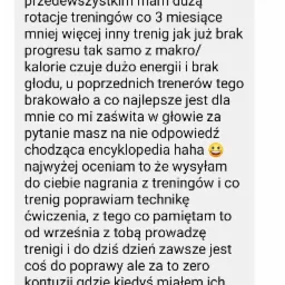 Zrzut ekranu wiadomości tekstowej z pozytywną opinią klienta o współpracy, w której wspomniano o rotacji treningów, makro/kaloriach, energii, braku głodu, poprawie techniki ćwiczeń i braku kontuzji.