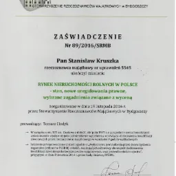 Skan zaświadczenia o ukończeniu szkolenia przez rzeczoznawcę majątkowego Stanisława Kruszkę, wydane przez Stowarzyszenie Rzeczoznawców Majątkowych w Bydgoszczy, z pieczątką i podpisem Prezes...