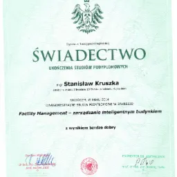 Skan świadectwa ukończenia studiów podyplomowych z Facility Management - zarządzanie inteligentnym budynkiem, wydane przez Akademię Górniczo-Hutniczą w Krakowie.