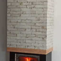 Obudowa kominka wykończona białą cegłą z efektem postarzenia, czarna podstawa i drewniany gzyms, widoczne palenisko z płomieniami, podłoga częściowo zabezpieczona.