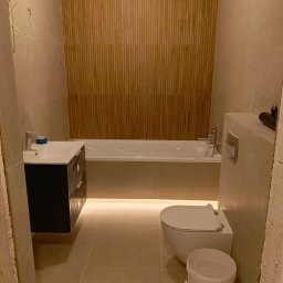 Łazienka z projektu płytki dekoracyjne 120x60 , ścienne 120x60, podłoga 60x60. Wana z zabudową, LED pod wanną.