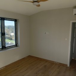 Kompleksowe wykończenie mieszkania . Deska barlinecka klejona na podłodze. Listwy przypodłogowe MDF , gładzie i malowanie ,sufit biały kolor ,ściany białe w odcieniu szarości , montaż i obróbka parapetów tak samo jak drzwi i oświetlenia .