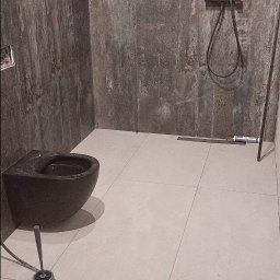 P.W.Complex - Wykonanie łazienki płytki podłoga 120x60 z odpływem liniowym . Płyty PCV klejone na ściany wymiary 270x120 .