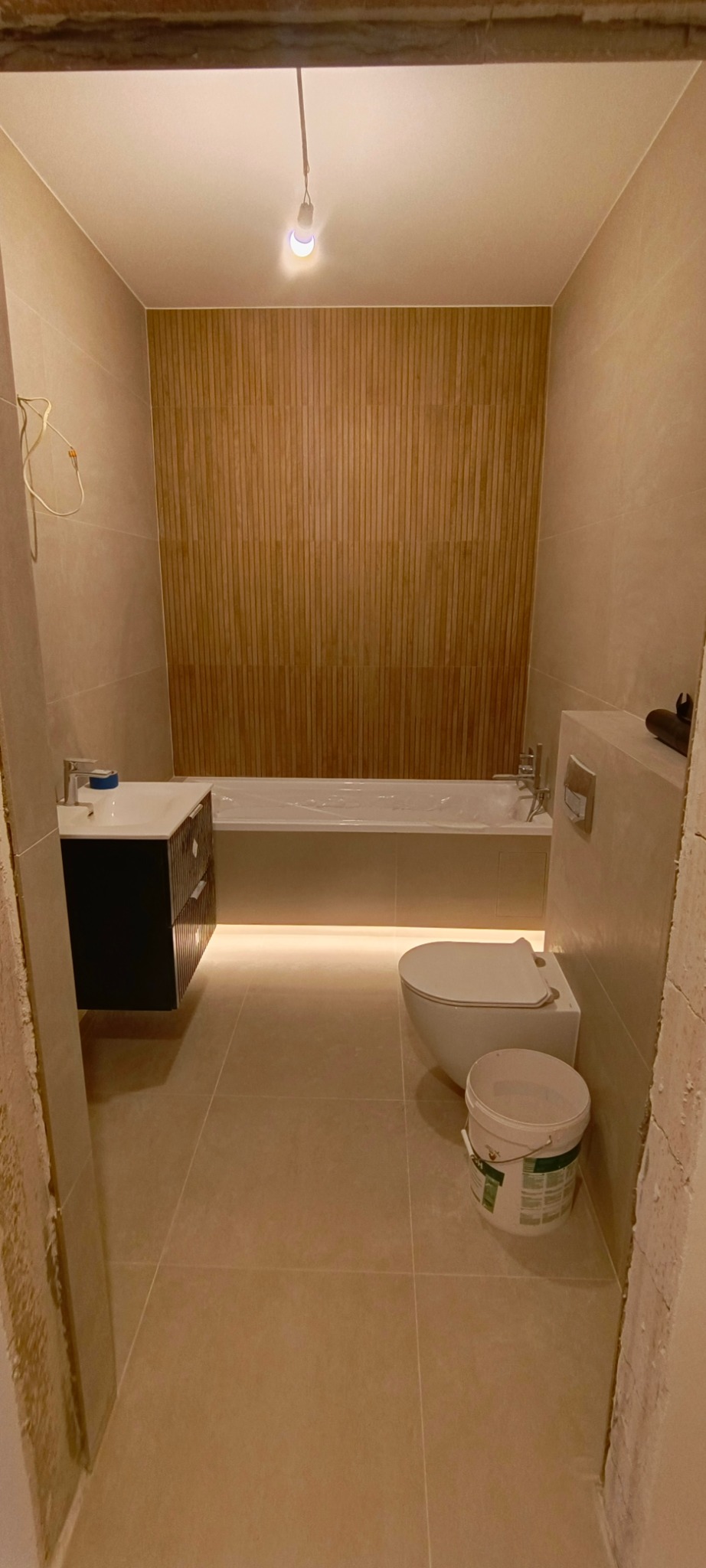 Łazienka z projektu płytki dekoracyjne 120x60 , ścienne 120x60, podłoga 60x60. Wana z zabudową, LED pod wanną.