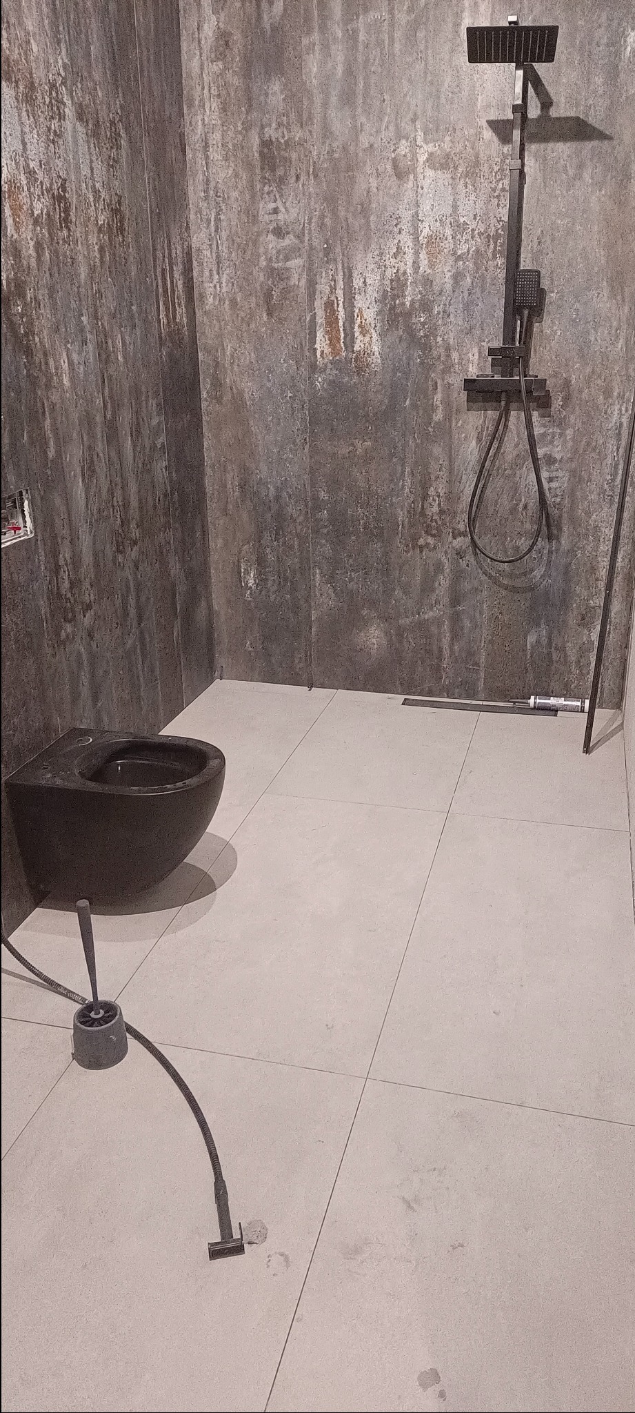 Wykonanie łazienki płytki podłoga 120x60 z odpływem liniowym . Płyty PCV klejone na ściany wymiary 270x120 .