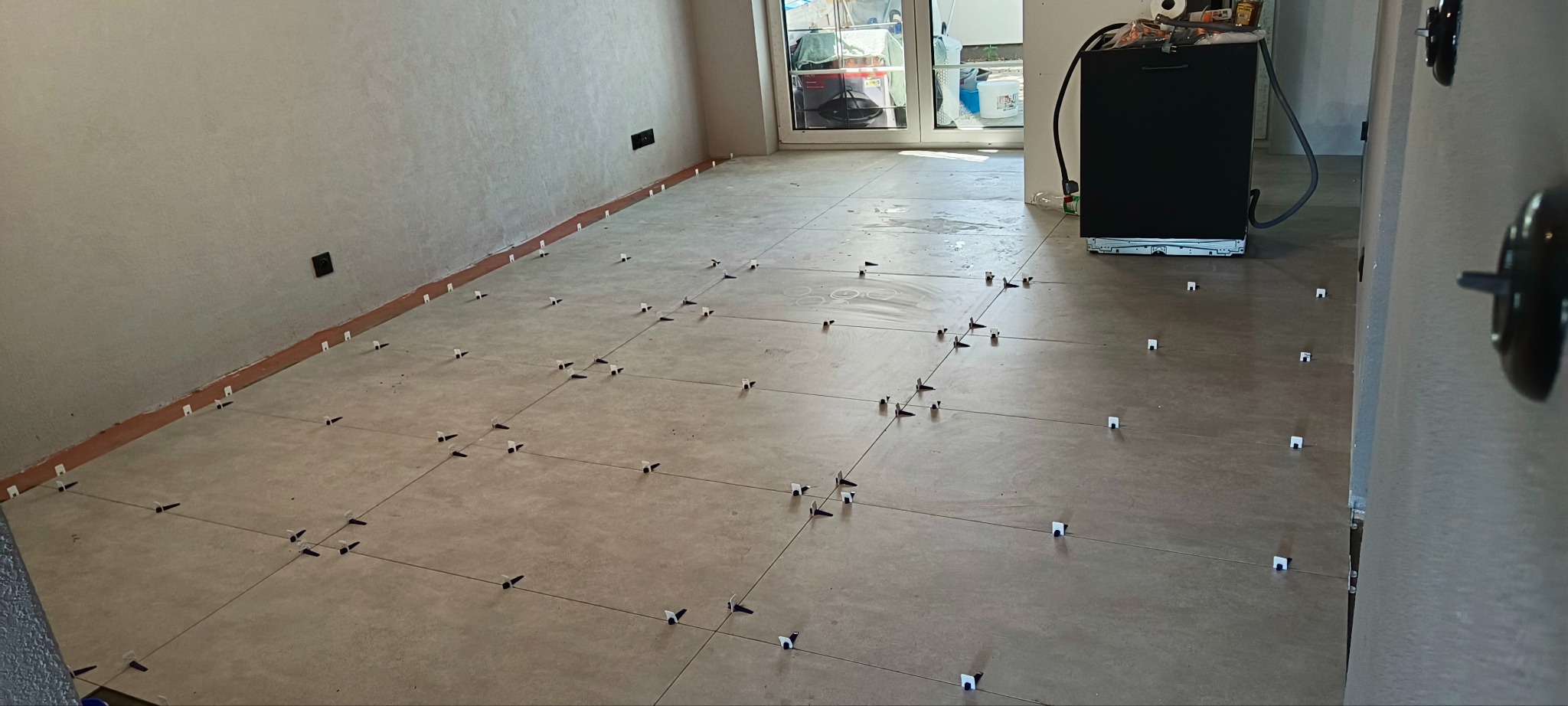 Płytki 120x60 układane z systemem wyrównującym.