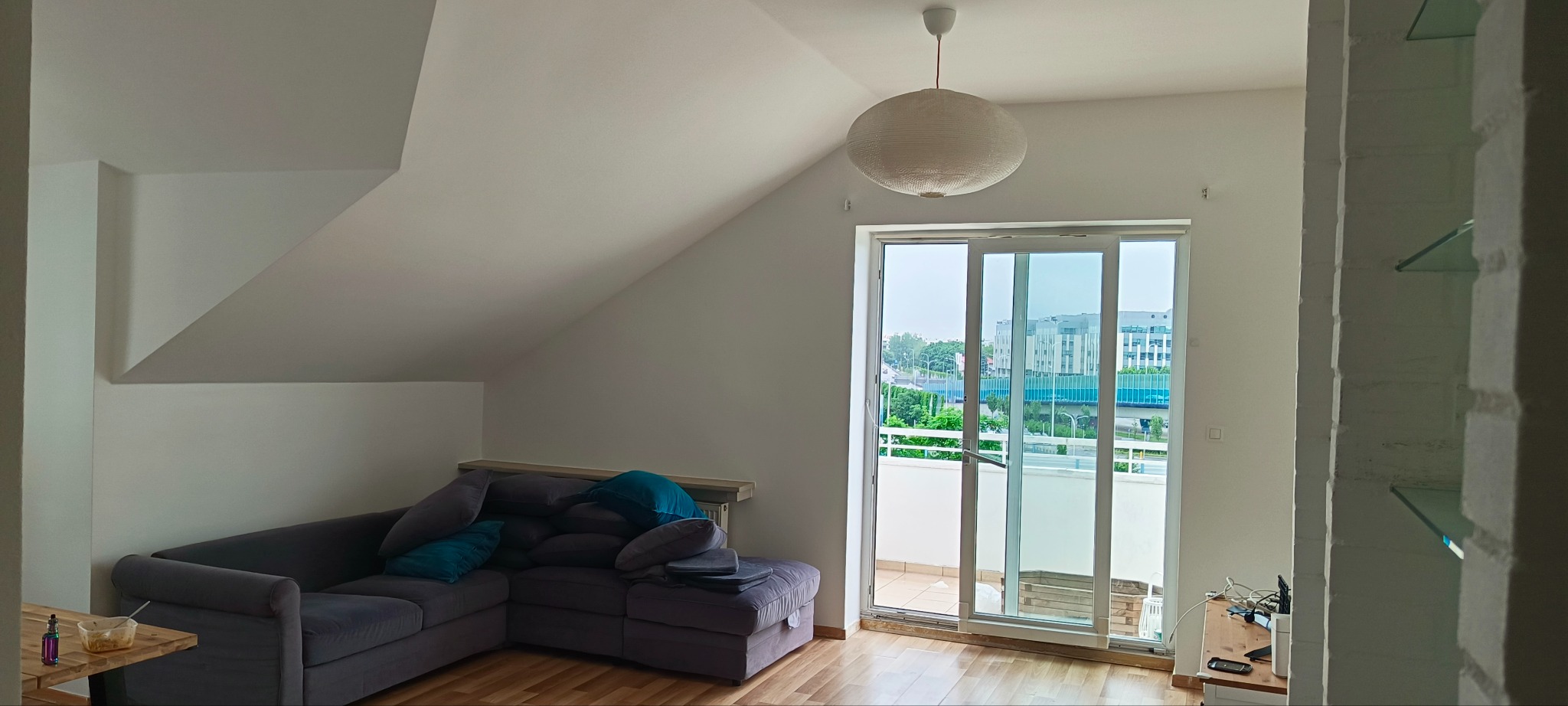 Odświezone mieszkanie, klient zażyczył sobie tylko malowanie i lakierowanie podłóg.