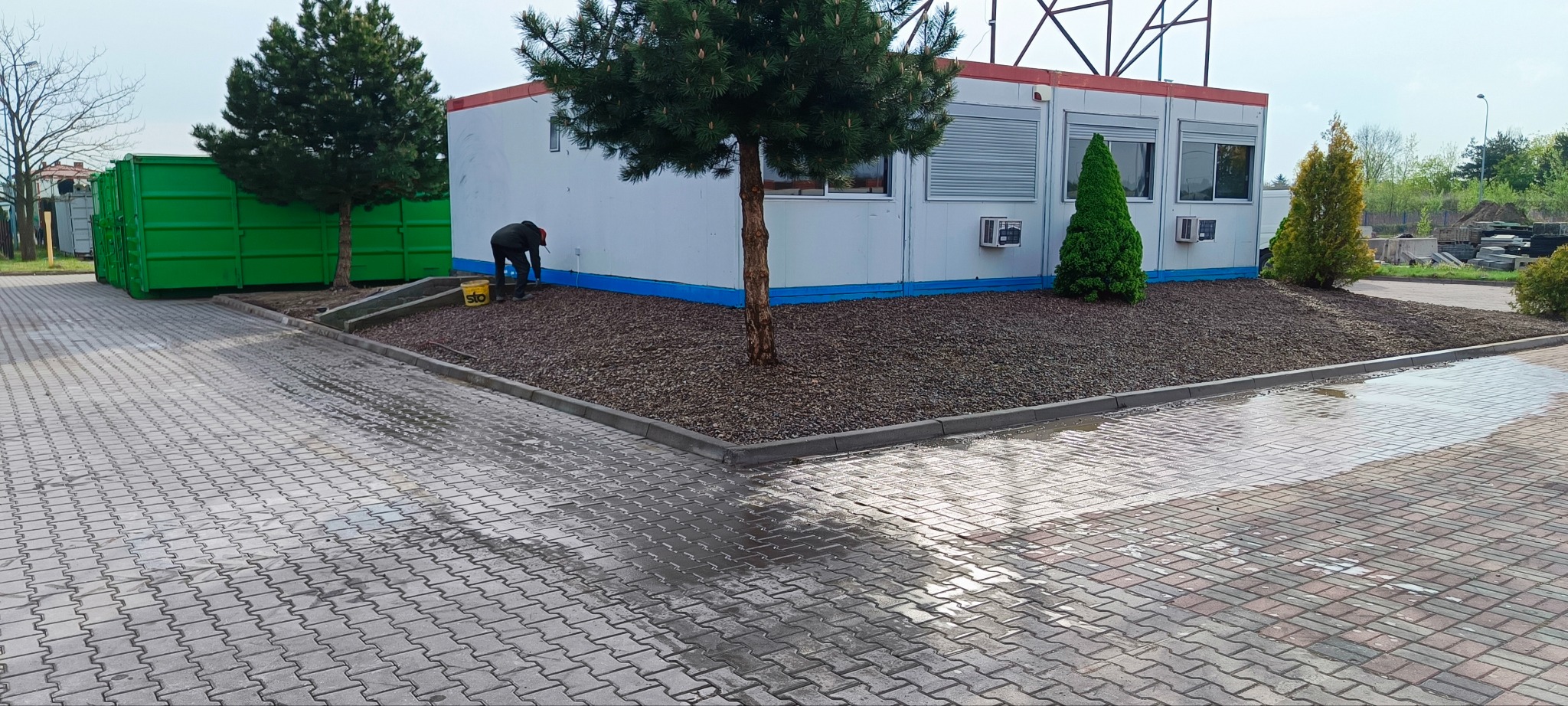 Układanie kostki brukowej, mycie i ozdabianie kamieniem na życzenie klienta.