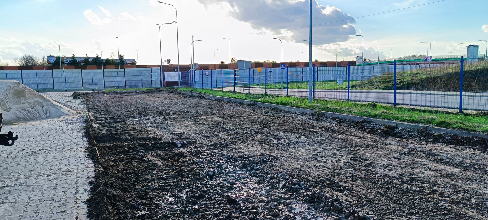 Korytowanie i przygotowanie podłoża pod kostkę brukową.