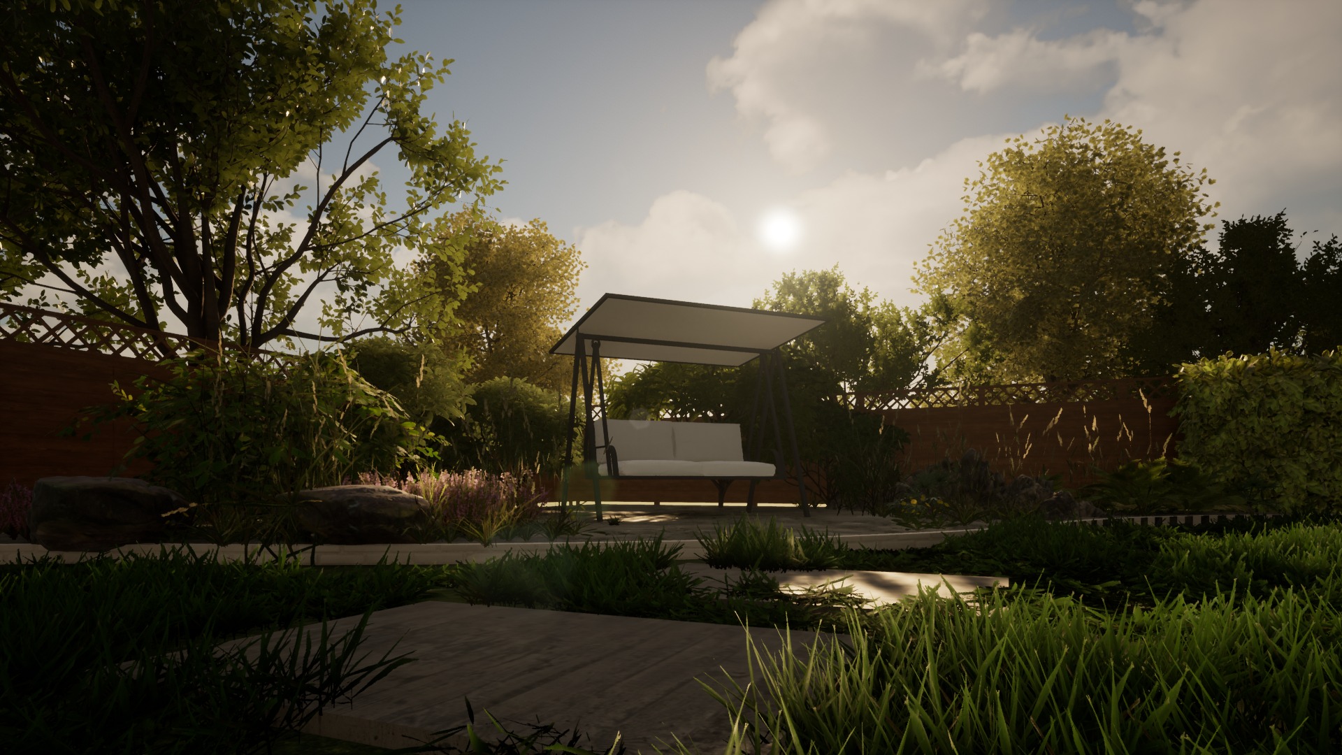 Ogród z nowoczesną huśtawką ogrodową z baldachimem, otoczoną zielenią, kamiennymi ścieżkami i drewnianym ogrodzeniem w tle, oświetlony popołudniowym słońcem.