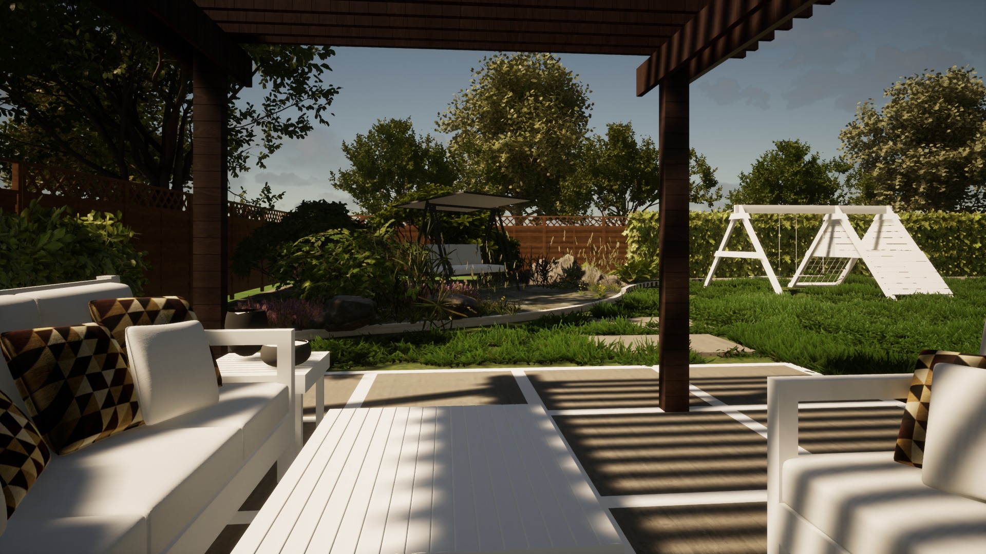 Zadaszona pergola z białymi meblami ogrodowymi i widokiem na zadbany trawnik z huśtawkami w tle.