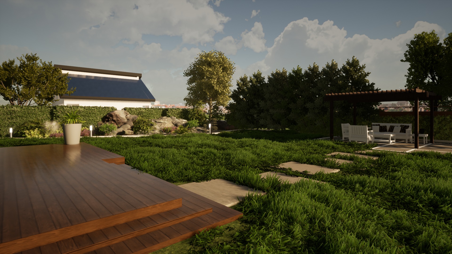 Zadbany ogród z drewnianym tarasem, ścieżką z płyt, pergolą z białymi meblami wypoczynkowymi, bujną zielenią i domem w tle.