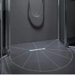 Nowoczesna kabina prysznicowa z szarą, wzorzystą podłogą i odpływem liniowym.