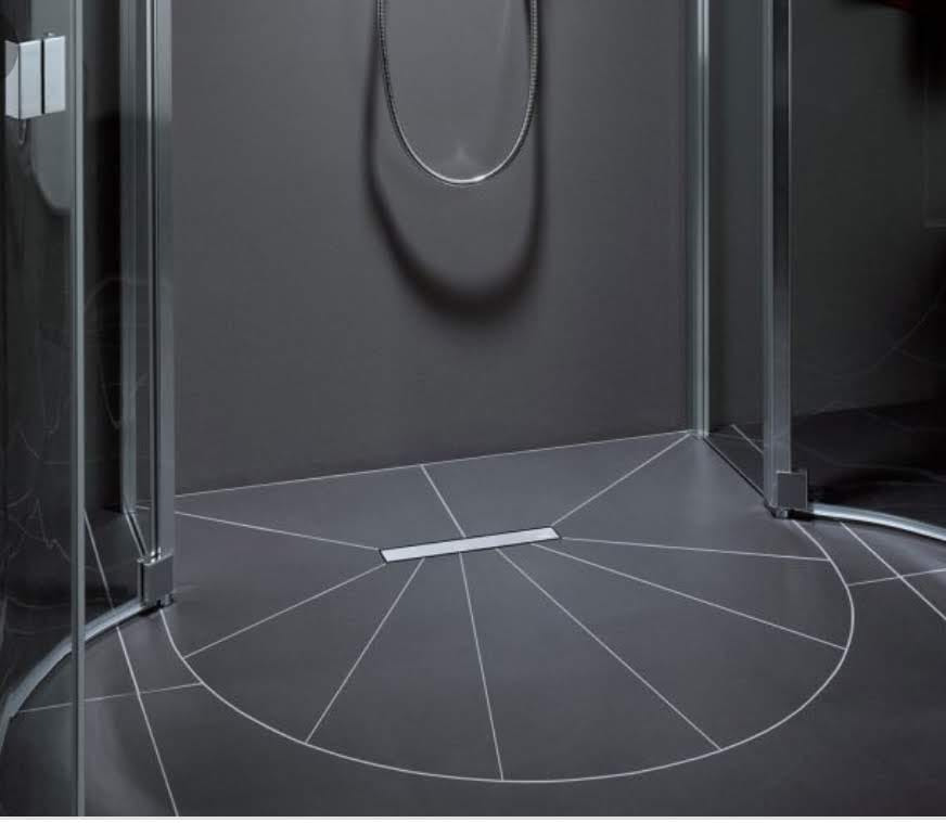 Nowoczesna kabina prysznicowa z szarą, wzorzystą podłogą i odpływem liniowym.