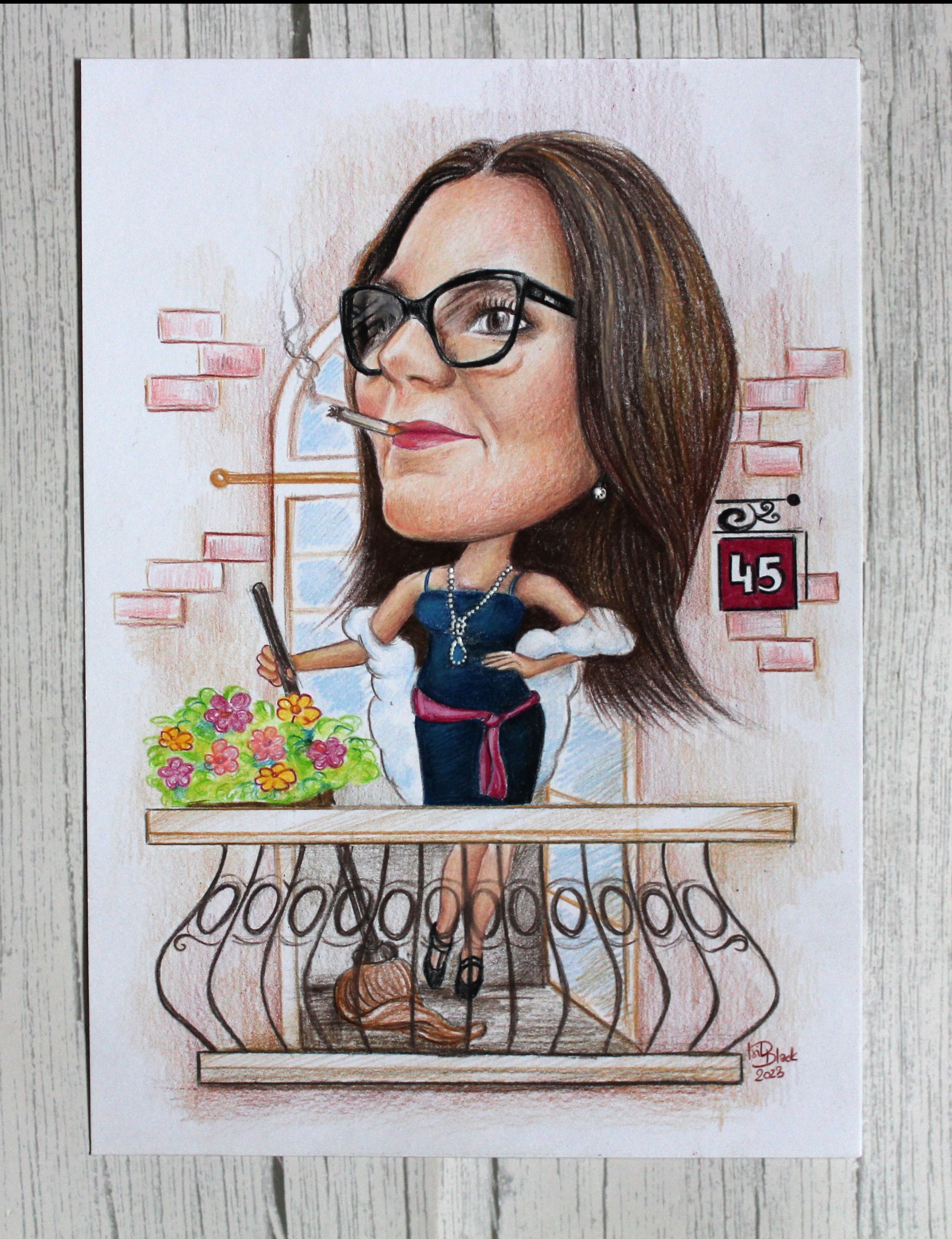 Ręcznie rysowany portret karykaturalny kobiety z papierosem na balkonie, z numerem domu 45 w tle.