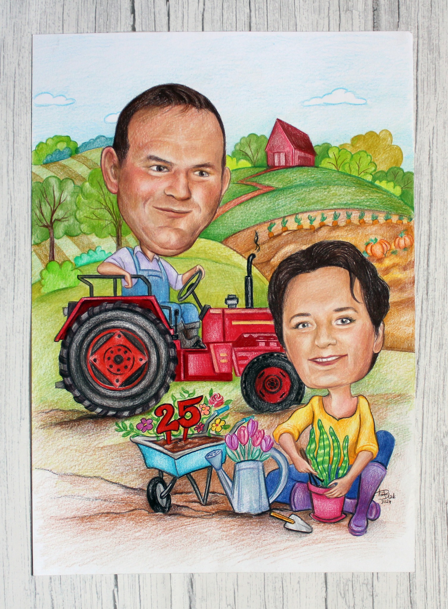 Ręcznie rysowany portret karykaturalny pary: mężczyzna na czerwonym traktorze, kobieta przesadzająca roślinę w doniczce, w tle pole z uprawami i czerwony budynek gospodarczy.