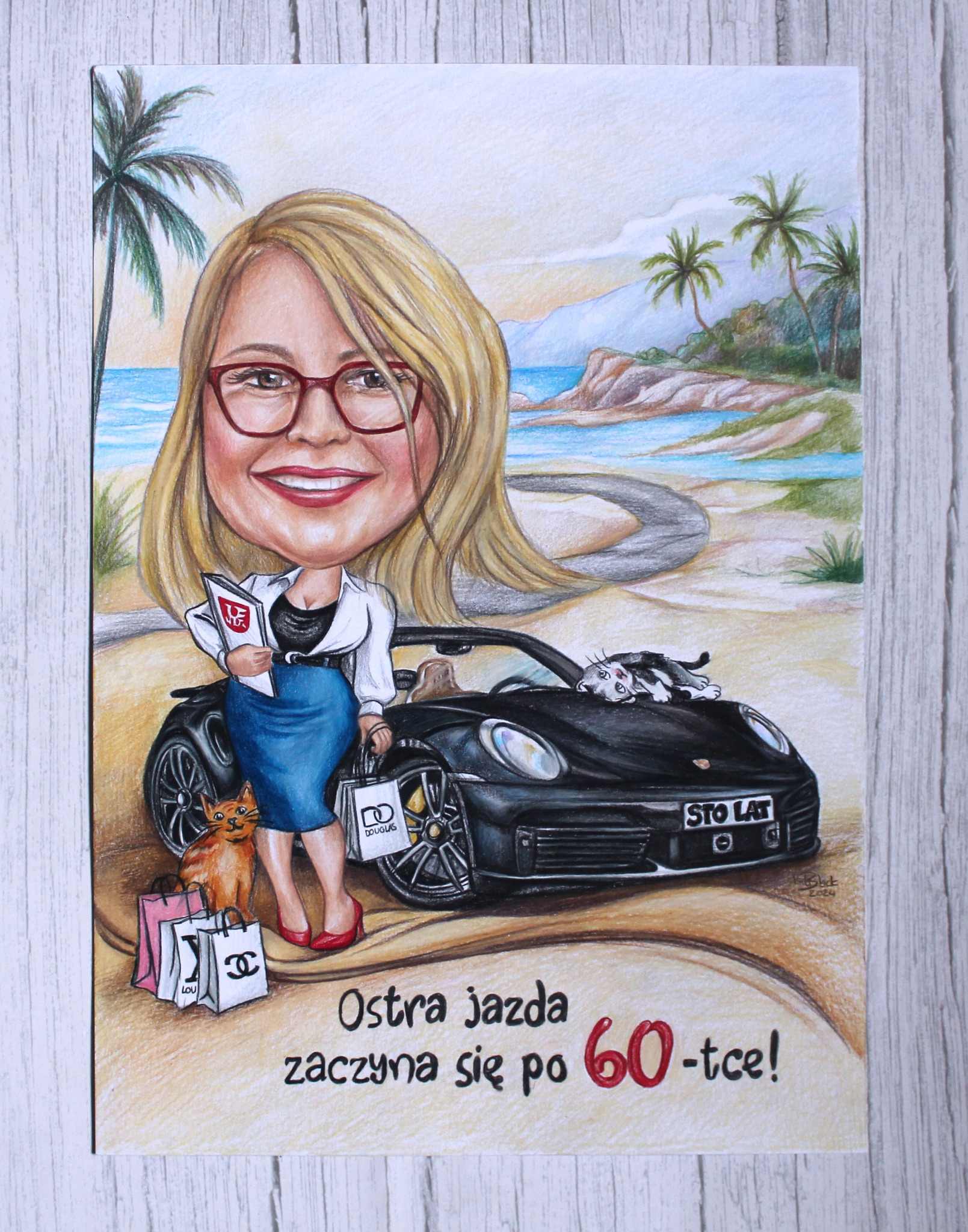 Ręcznie rysowany portret kobiety w okularach, obok czarnego samochodu z kotem, torby na zakupy i napis 'Ostra jazda zaczyna się po 60-tce!'.