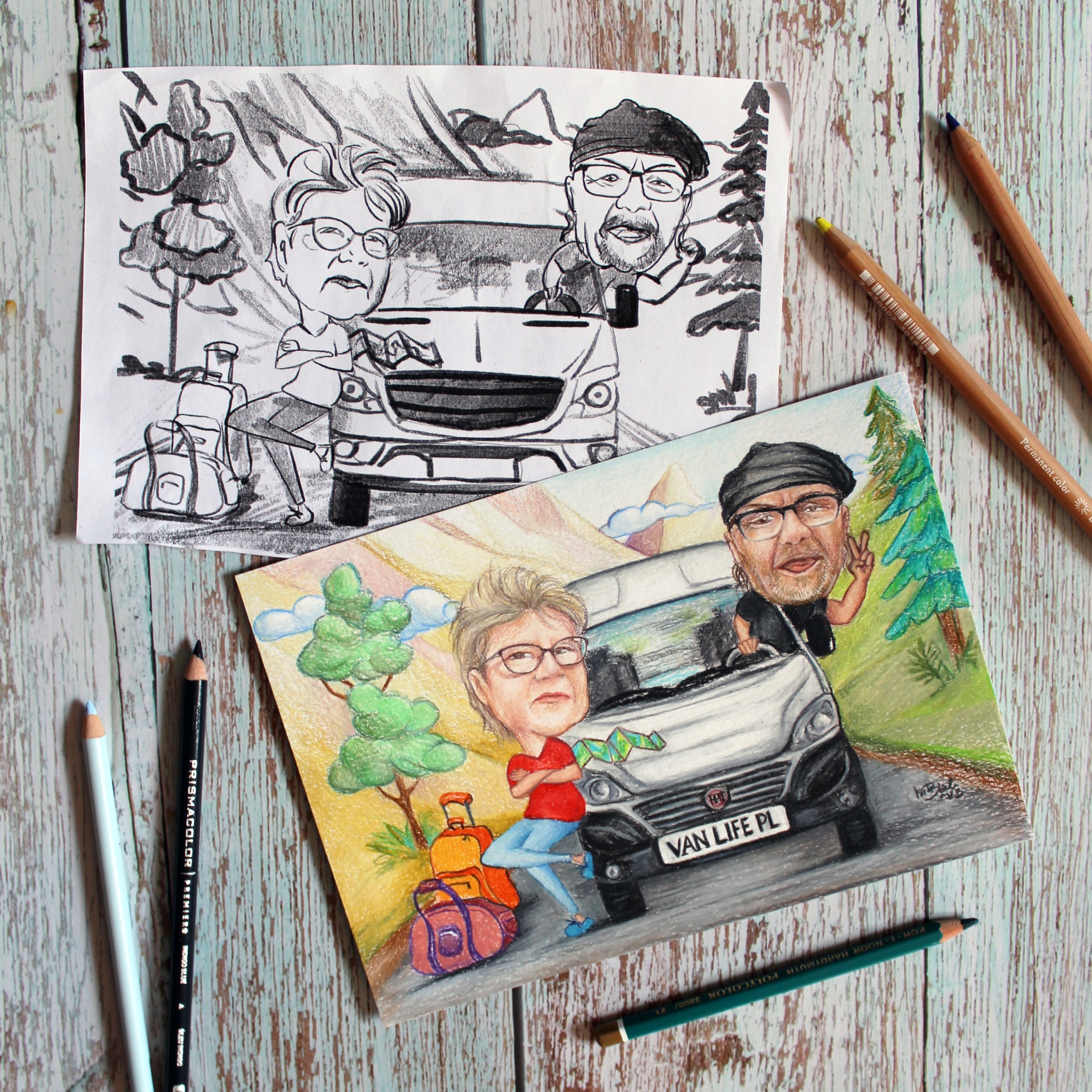 Ręcznie rysowany karykaturalny portret pary z Częstochowy przed vanem na tle gór, w wersji czarno-białej i kolorowej, obok leżą kredki.