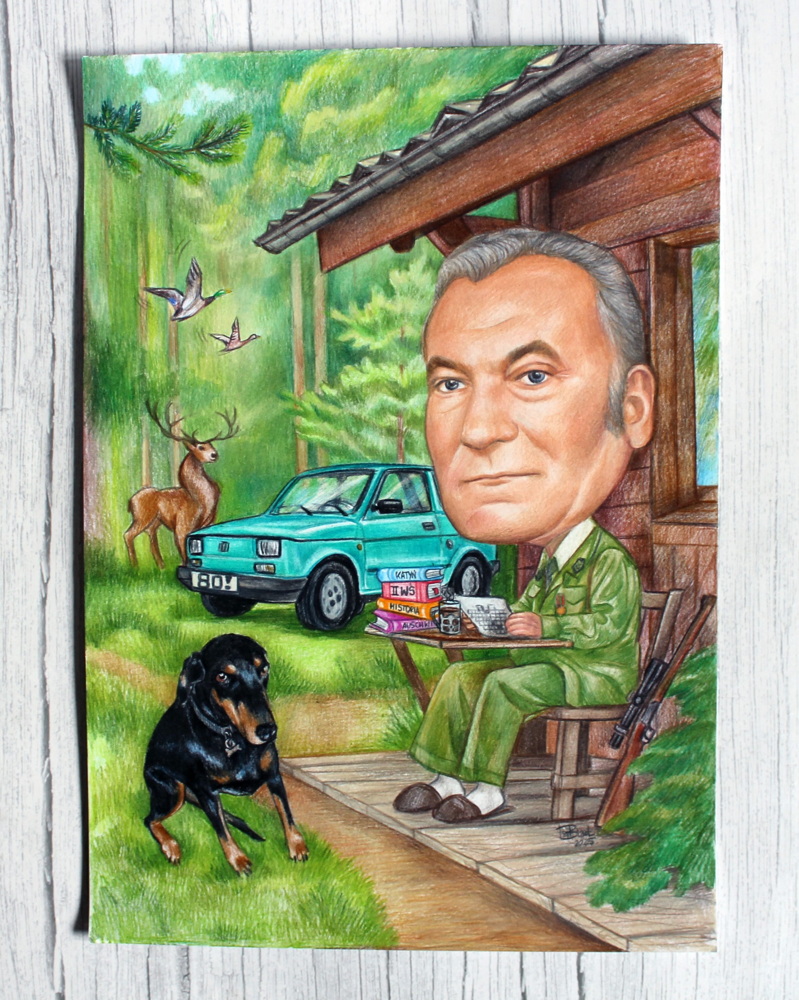 Kolorowy rysunek karykaturalny przedstawiający mężczyznę siedzącego na werandzie z psem, samochodem Fiat 126p i elementami leśnymi w tle.